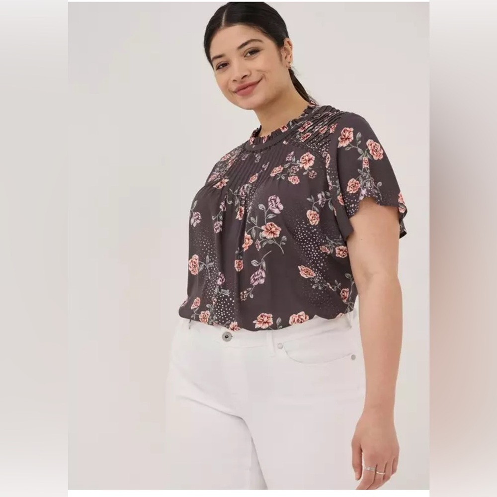 Torrid  Blouse Grey Floral High Neck Cap Sleeve Flowy Keyhole Women’s Size 1